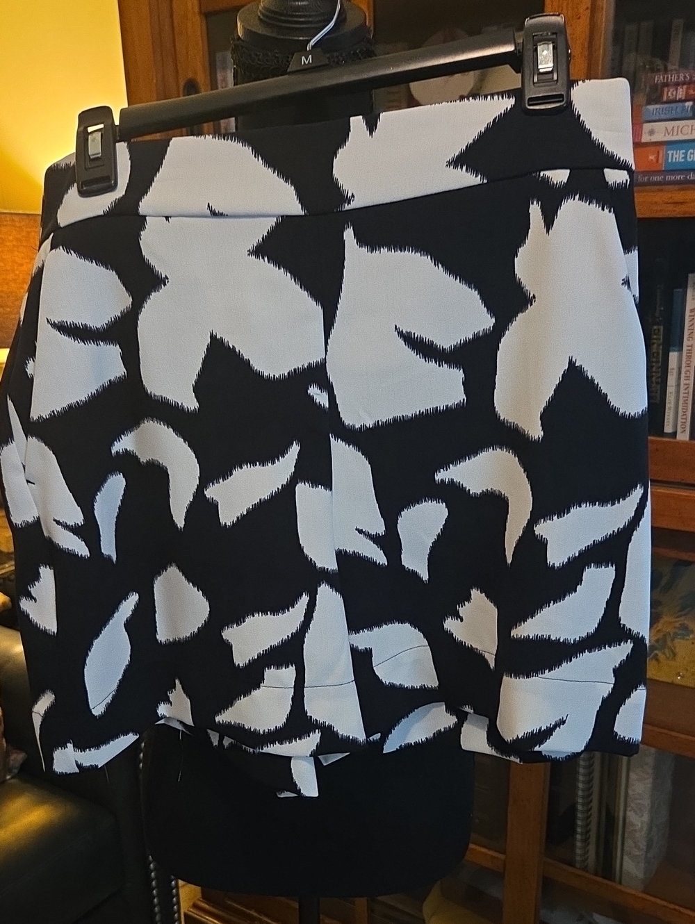 NWT Nine West Black And White Abstract Print Mini Shorts